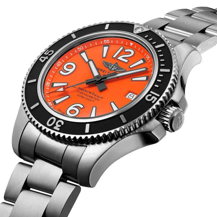 Breitling Superocean Automatic 42 – Orange / Edelstahl – Seitenansicht