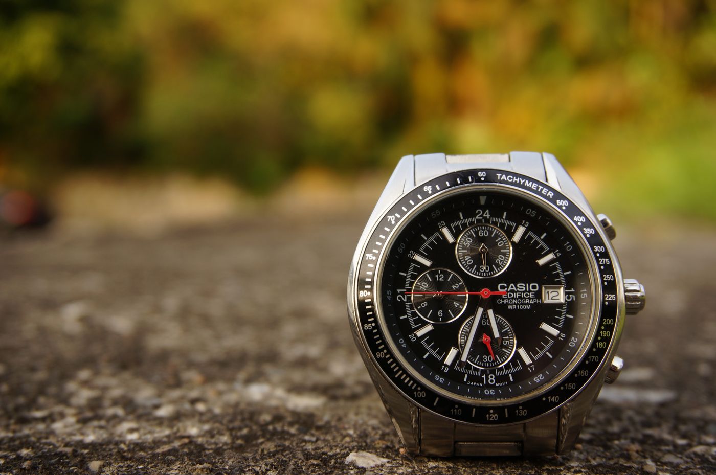 Sportlicher Casio-Chronograph mit schwarzem Zifferblatt und Stahlband