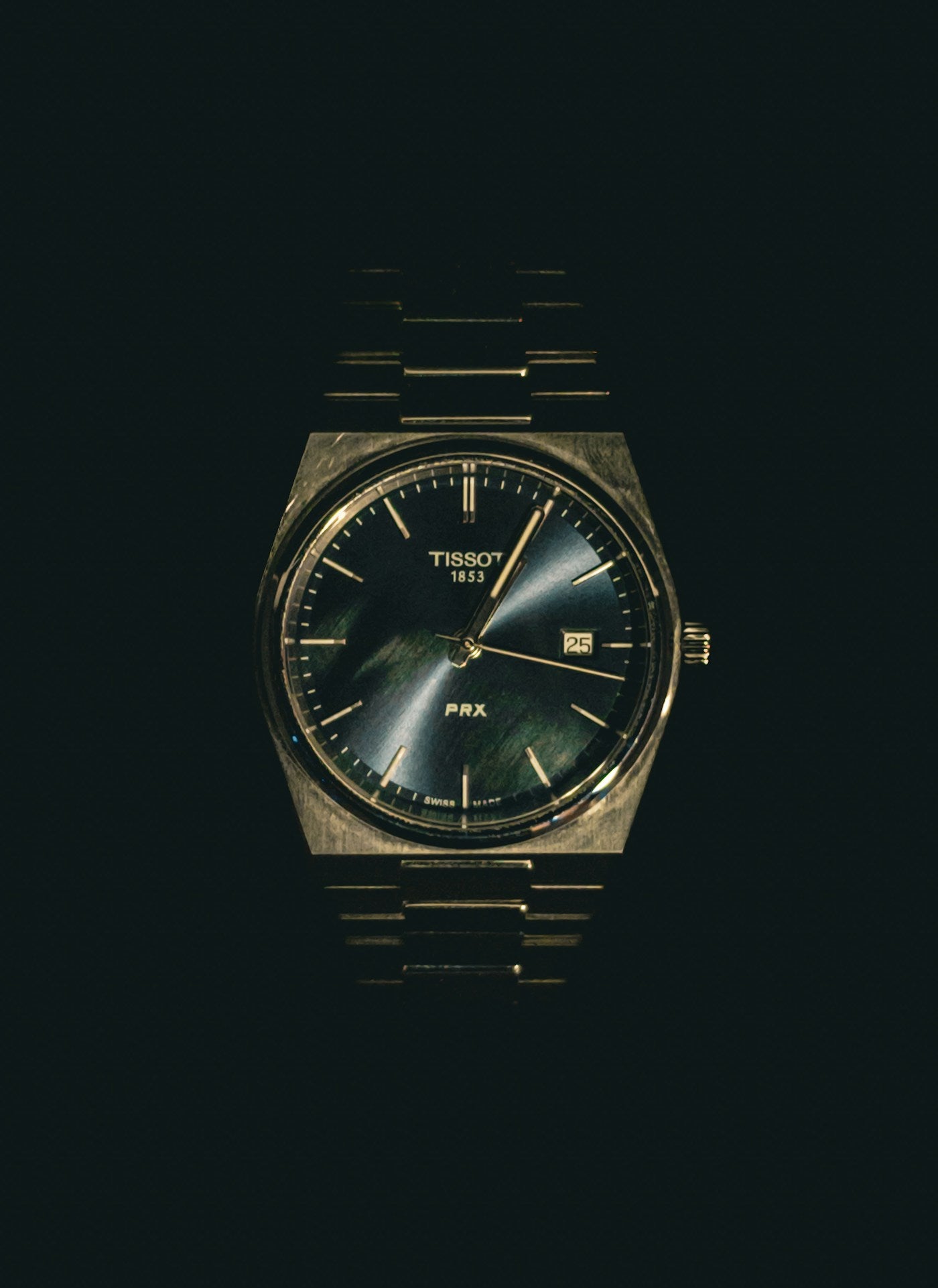 Tissot PRX mit grünem Zifferblatt und integriertem Metallband im Licht