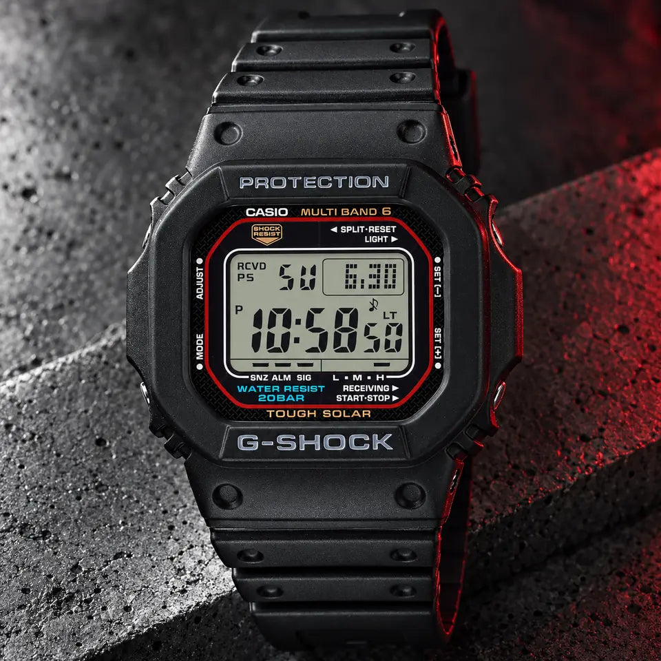 G-SHOCK GW-M5610U-1ER auf dunklem Beton mit rotem Seitenlicht